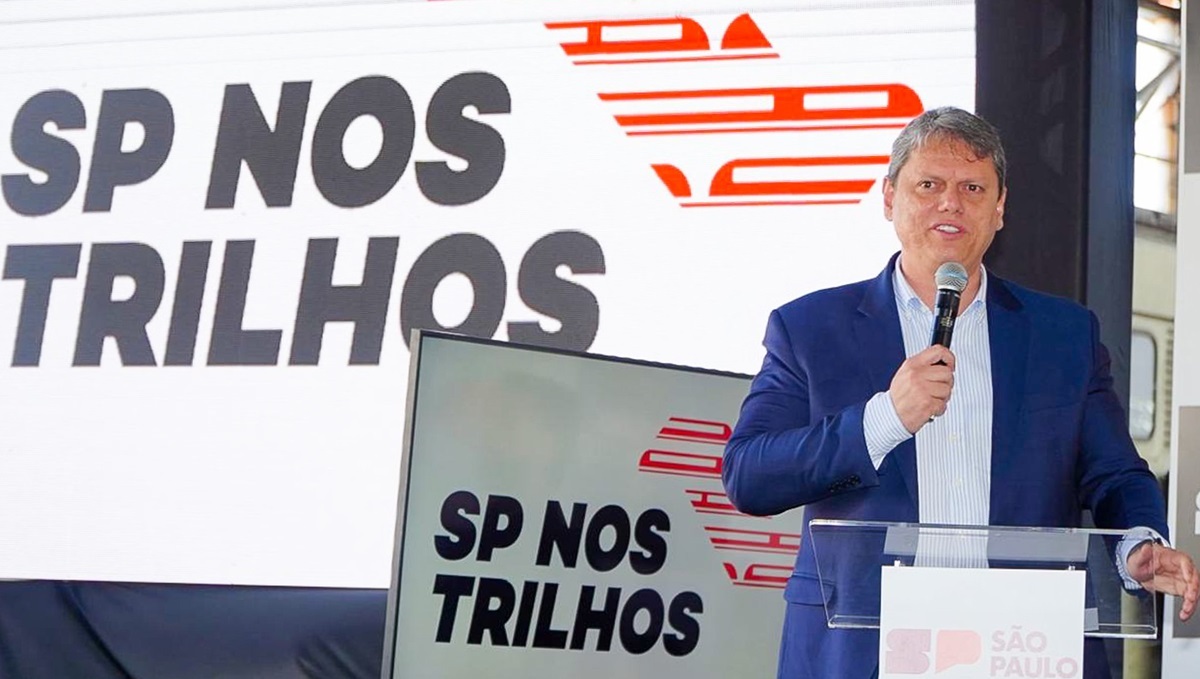 O governador Tarcísio de Freitas durante assinatura do contrato, em Campinas