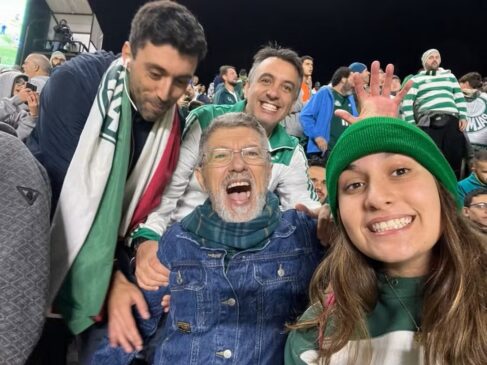 Clóvis Marcondes de Souza ao lado de família durante um jogo do Palmeiras, uma das suas paixões