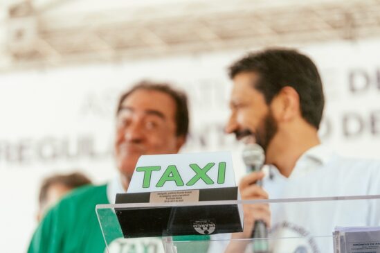 Ricardo Nunes e o vereador Adilson Amadeu, durante anúncio das novas vagas