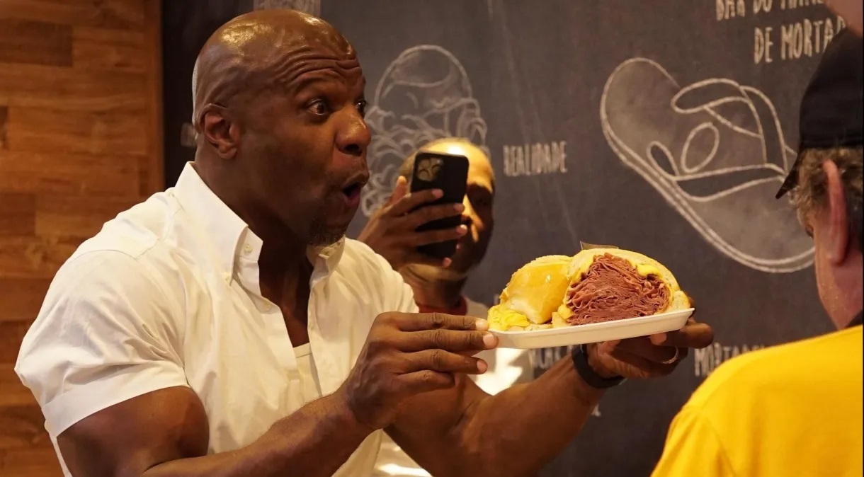 Como um bom turista, O ator Terry Crews comeu o sanduíche de mortadela no Mercado Municipal de São Paulo