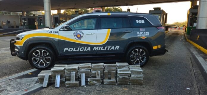 Polícia apreende 185 tijolos de maconha na Imigrantes