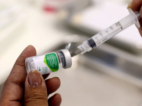 A vacina utilizada é trivalente, ou seja, apresenta três tipos de cepas de vírus em combinação, protegendo contra os principais vírus em circulação no Brasil