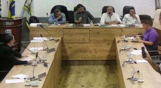 Munícipes que estavam assistindo a sessão na platéia se manifestaram contra os vereadores que estavam abandonando a sessão, com um coro de 'vergonha, vergonha, vergonha'