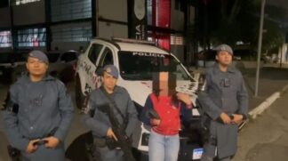 Em depoimento, a vítima foi acolhida no local e relatou que estava a caminho de sua residência quando foi surpreendida pelo agressor, que a atacou com força e ameaças graves