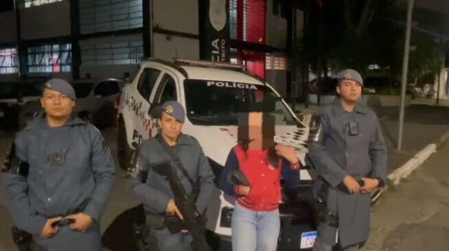 Em depoimento, a vítima foi acolhida no local e relatou que estava a caminho de sua residência quando foi surpreendida pelo agressor, que a atacou com força e ameaças graves
