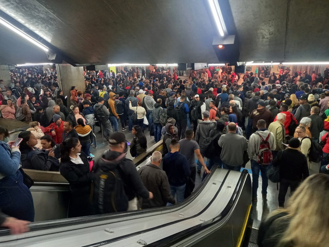 Estações ficaram superlotadas após falhas na linha 3-Vermelha e 11-Coral nesta quarta (14)