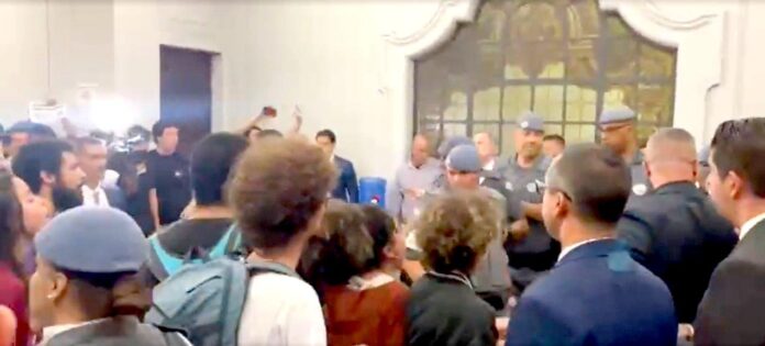 Presença de Tarcísio é motivo de protesto em Faculdade de Direito