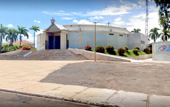 seria usado para pagar os pedreiros que estavam fazendo manutenções na igreja