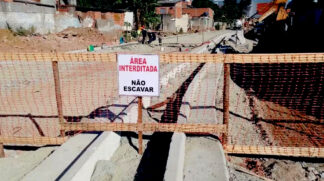 a Prefeitura de Carapicuíba, na Grande São Paulo, seguiu com obras de canalização de um córrego
