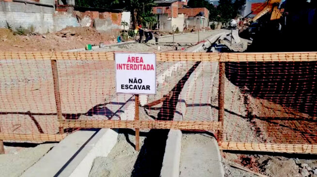 a Prefeitura de Carapicuíba, na Grande São Paulo, seguiu com obras de canalização de um córrego
