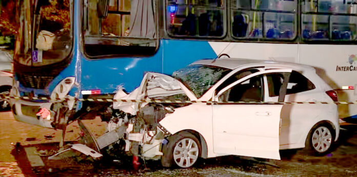 O acidente ocorreu por volta de 22h40 na Avenida Carlos Lacerda