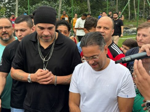 Adriano participou de inauguração de campo em Cubatão, na Baixada Santista