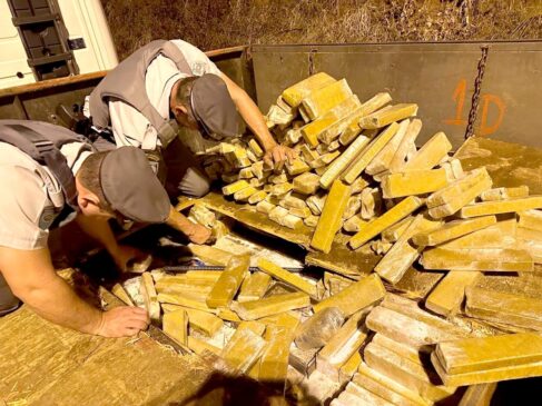 Na tarde deste domingo (2), a Polícia Militar Rodoviária aprendeu mais de 1,4 tonelada de maconha escondida em um caminhão