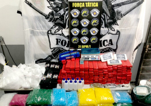 Segundo a polícia, os suspeitos de 25 e 19 anos foram presos após uma denúncia anônima
