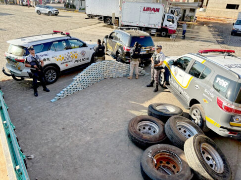 Na tarde desta terça-feira (11) a Polícia Militar Rodoviária prendeu um caminhoneiro em flagrante por transportar 220 tijolos de pasta base de cocaína escondidos