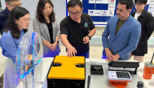 O presidente da APS, Anderson Pomini, conheceu os drones submarinos produzidos em Shanghai