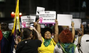 Mulheres vão às ruas de diversas partes do país em protesto contra o avanço do projeto de lei que equipara aborto a homicídio