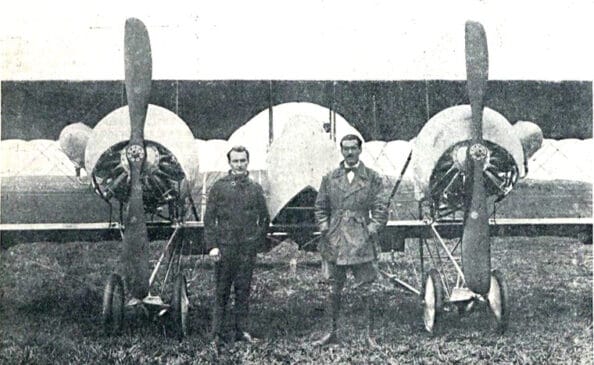 Os aviadores Edu Chaves e Roberto Thierry junto ao avião São Paulo no aeródromo do Guapira, São Paulo. Reprodução/Jornal A Cigarra