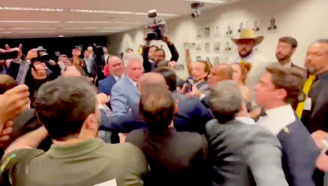 Janones troca empurrões com deputados no final da sessão do Conselho de Ética da Câmara