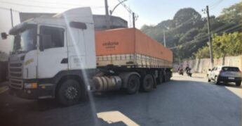 Via em Embu das Artes parcialmente bloqueado devido a um incidente com um caminhão