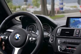 Entre os veículos leiloados estão sedans de luxo