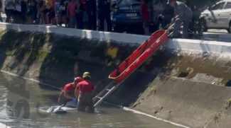 Bombeiros retiram corpo de dentro do Canal 2, em Santos, na manhã deste domingo (2)
