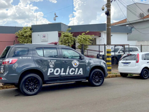A operadora de caixa, foi levada à delegacia, onde pagou fiança