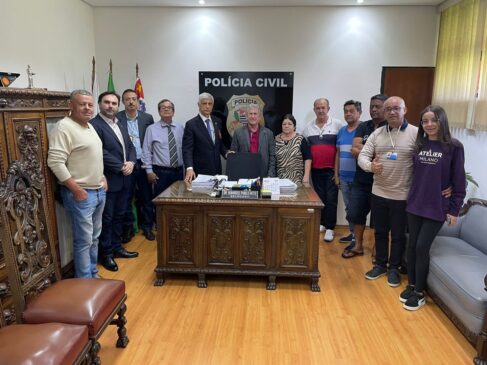 O deputado Enio Tatto se reuniu com lideranças para discutir a reabertura da delegacia