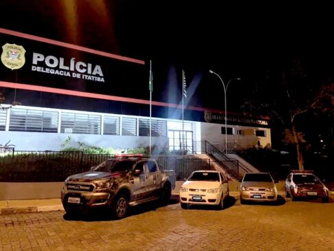 A Polícia Civil prendeu um homem, que não teve o nome divulgado, suspeito de espancar a esposa, de 33 anos, e a filha, de 14 anos, em Itatiba, no interior paulista