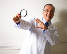 Roberto Figueiredo, biomédico conhecido como Dr. Bactéria
