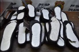 Cerca de 10 kg de cocaína apreendida na sola de 15 pares de chinelos