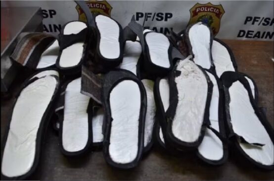 Cerca de 10 kg de cocaína apreendida na sola de 15 pares de chinelos