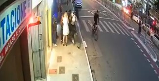 Pedestre é assaltado por ciclista na Liberdade, em São Paulo