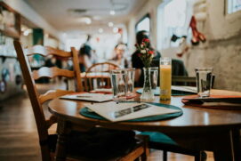 O especialista afirma que mais uma pista da qualidade do restaurante é as condições dos itens na mesa