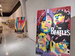 A mostra, intitulada "Lucy in The Sky with Sprays", vai até o dia 5 de julho