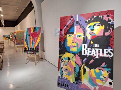 A mostra, intitulada "Lucy in The Sky with Sprays", vai até o dia 5 de julho