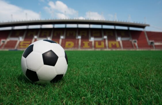 Bola em campo de futebol