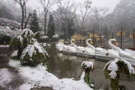 Gramado é uma das opções de destinos no inverno do Brasil. Na foto, o Lago Negro em um dia de neve