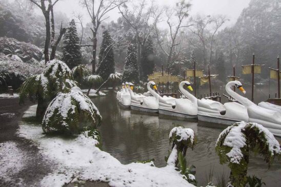 Gramado é uma das opções de destinos no inverno do Brasil. Na foto, o Lago Negro em um dia de neve