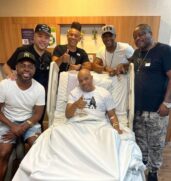 Grupo Molejo reunido em hospital, onde Anderson Leonardo tratava sua doença