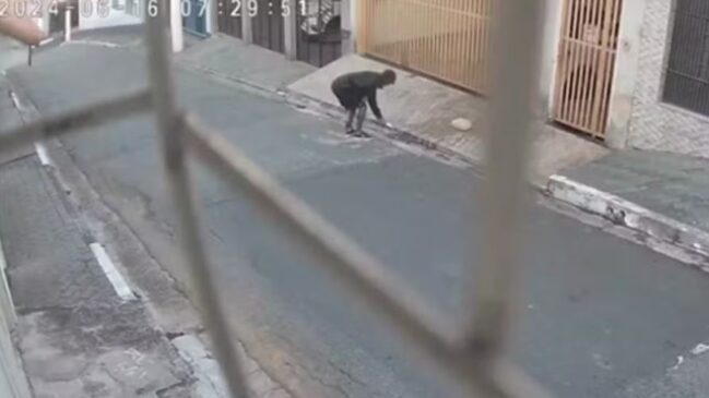 Homem ateia fogo em carro na zona leste de SP