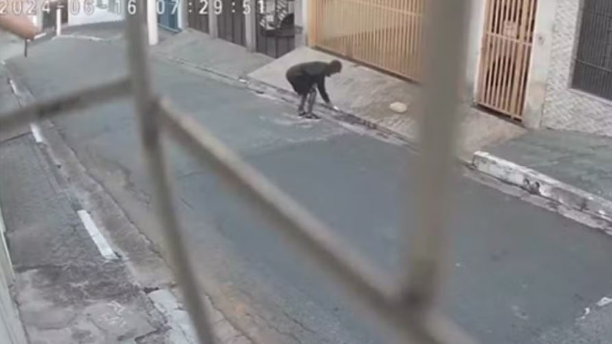 Homem ateia fogo em carro na zona leste de SP