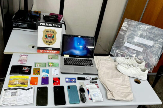 No local, os policiais apreenderam um cartão de crédito, uma calça, um relógio, um equipamento eletrônico, um celular e um notebook