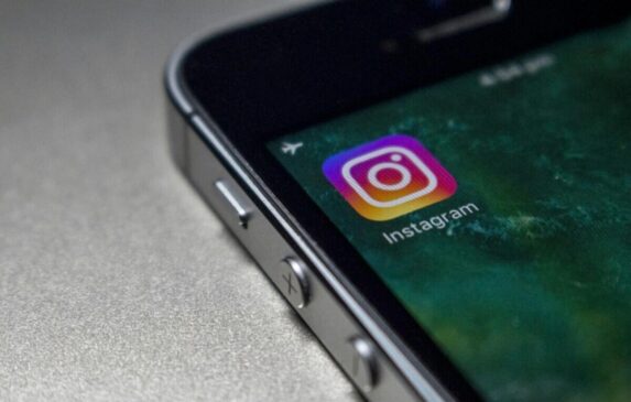 Diversos usuários do Instagram já passaram pelo ocorrido de passarem a ser seguidos por contas que não conhecem na rede social