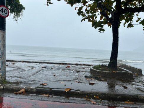 Orla da Praia do Itaguá, em Ubatuba