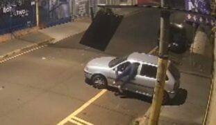 Homem se pendura em janela de carro e assalta mulher no interior de SP