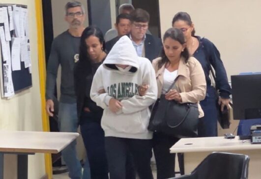 Júlia se entrega na delegacia na noite desta segunda-feira (04/06)