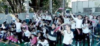 Para comemorar os alunos se reuniram no ginásio e fizeram uma festa