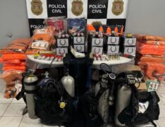 Já a segunda equipe, entrou no imóvel, que estava desabitado, e apreenderam 38 munições, cinco cilindros de oxigênio, quatro roupas de mergulho e outros itens