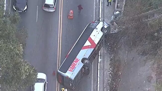 Ônibus pertence a uma empresa privada